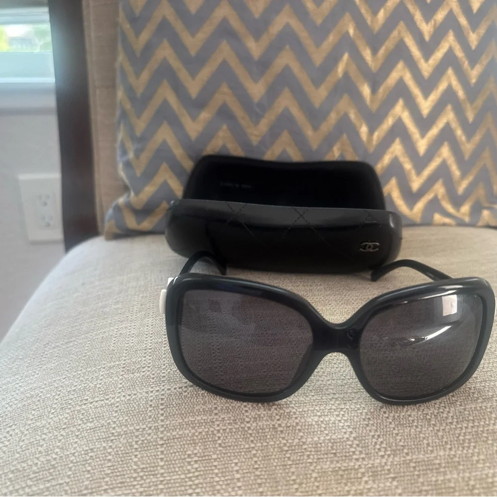 CHANEL Black Oversized Square Sunglasses with Gradient Lenses - Picture 1 of 4